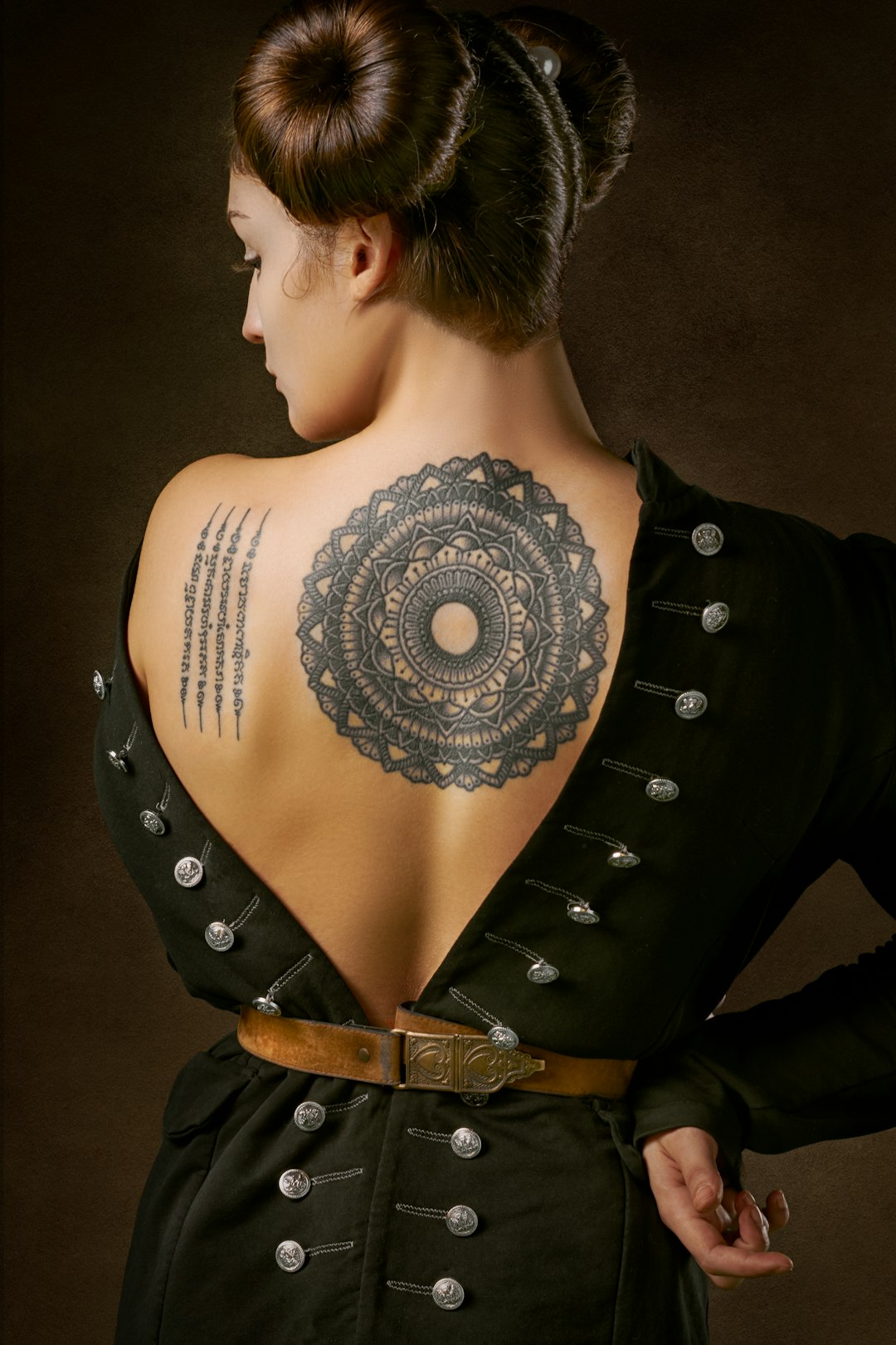 woman-in-black-long-sleeve-shirt-eenumtwm6ec